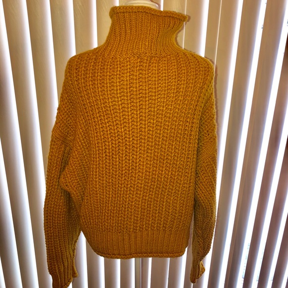 H&M SWEATER - Picture 3 of 4